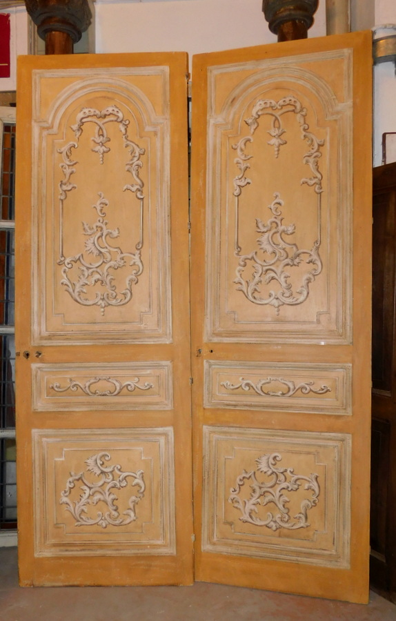 ptl424 2 lacquered doors, late 18th century h.270 x 87 cm 