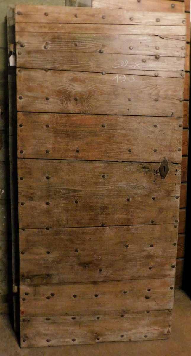 A pitr435 - rustic chestnut door, period '800, measures cm w 92 x h 190.
