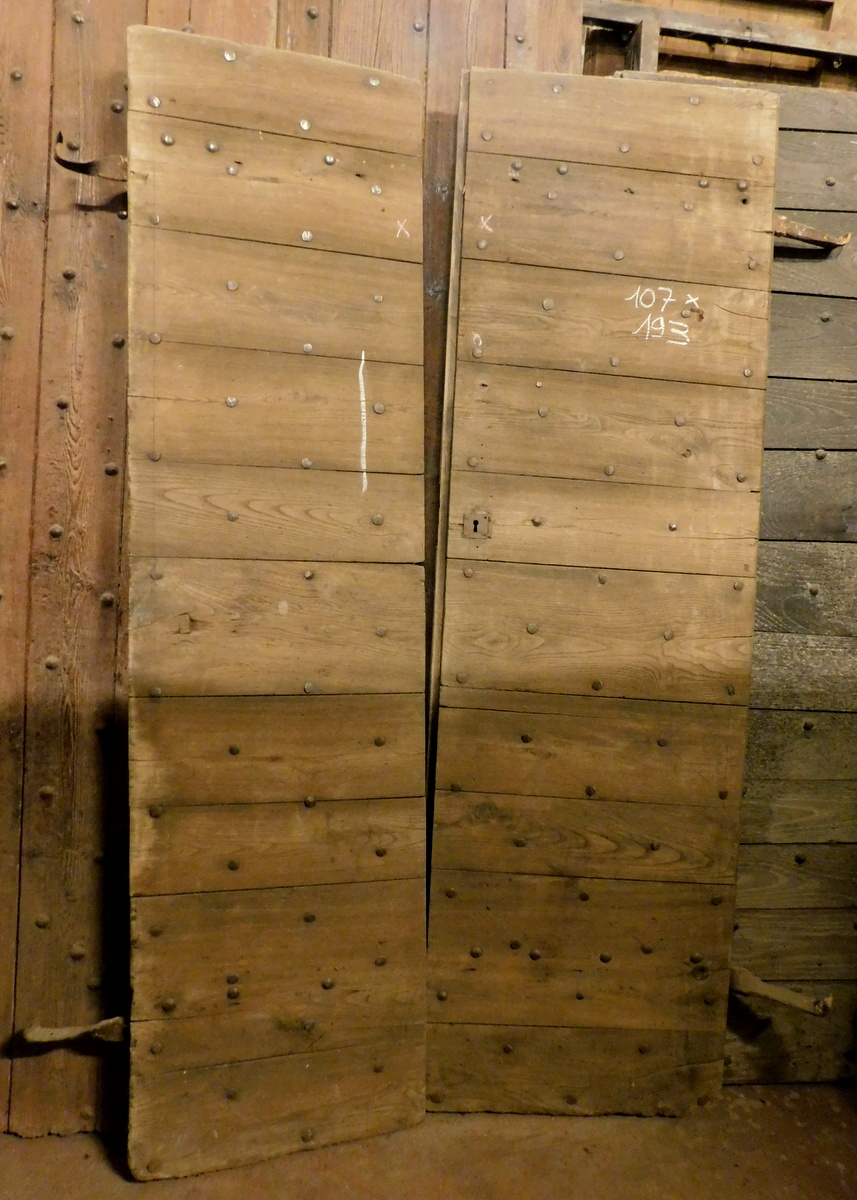 A ptir436 - nailed door, chestnut wood cm w 107 x h 193