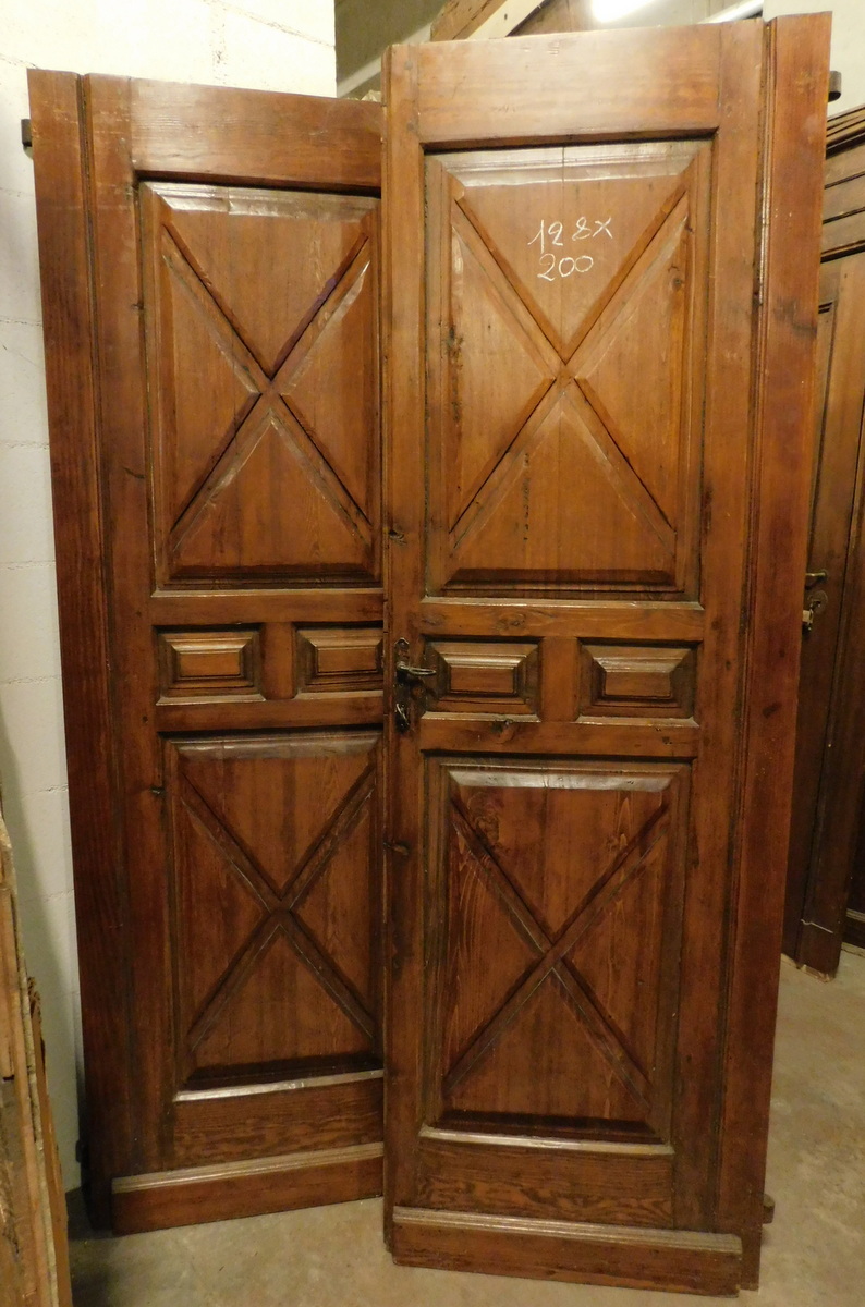 A ptir438 - double-leaf door in larch, late 19th century. cm w128 x h 200