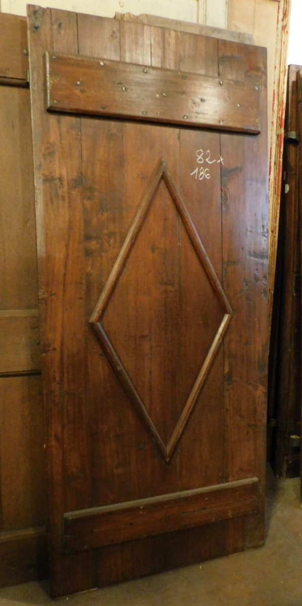 A ptir440 - porte rustique en peuplier, XIXe siècle. mesures cm l 82 x h 186.