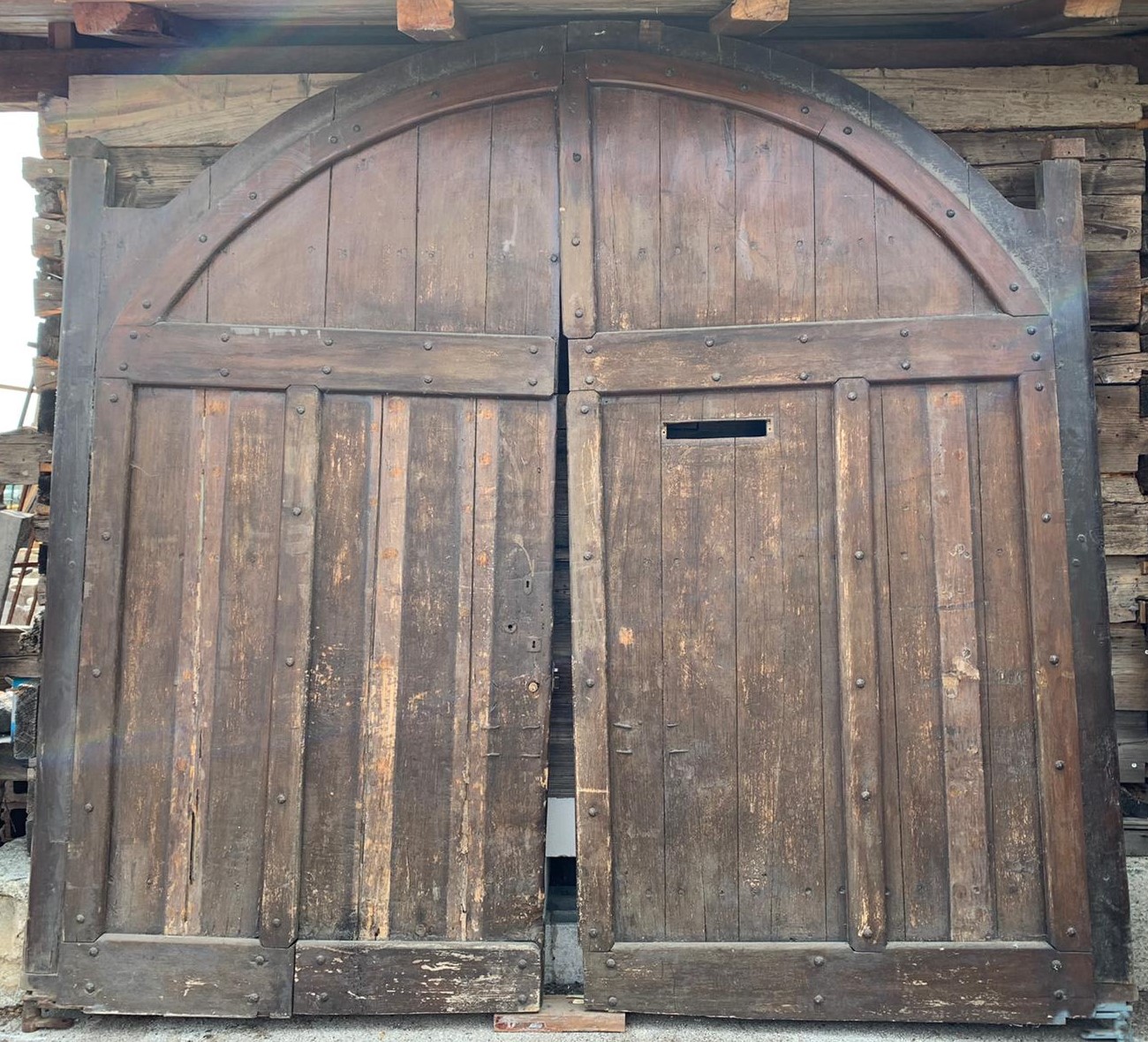 ptn260 - rustic arched door in chestnut wood, measuring 320 x h 307 cm