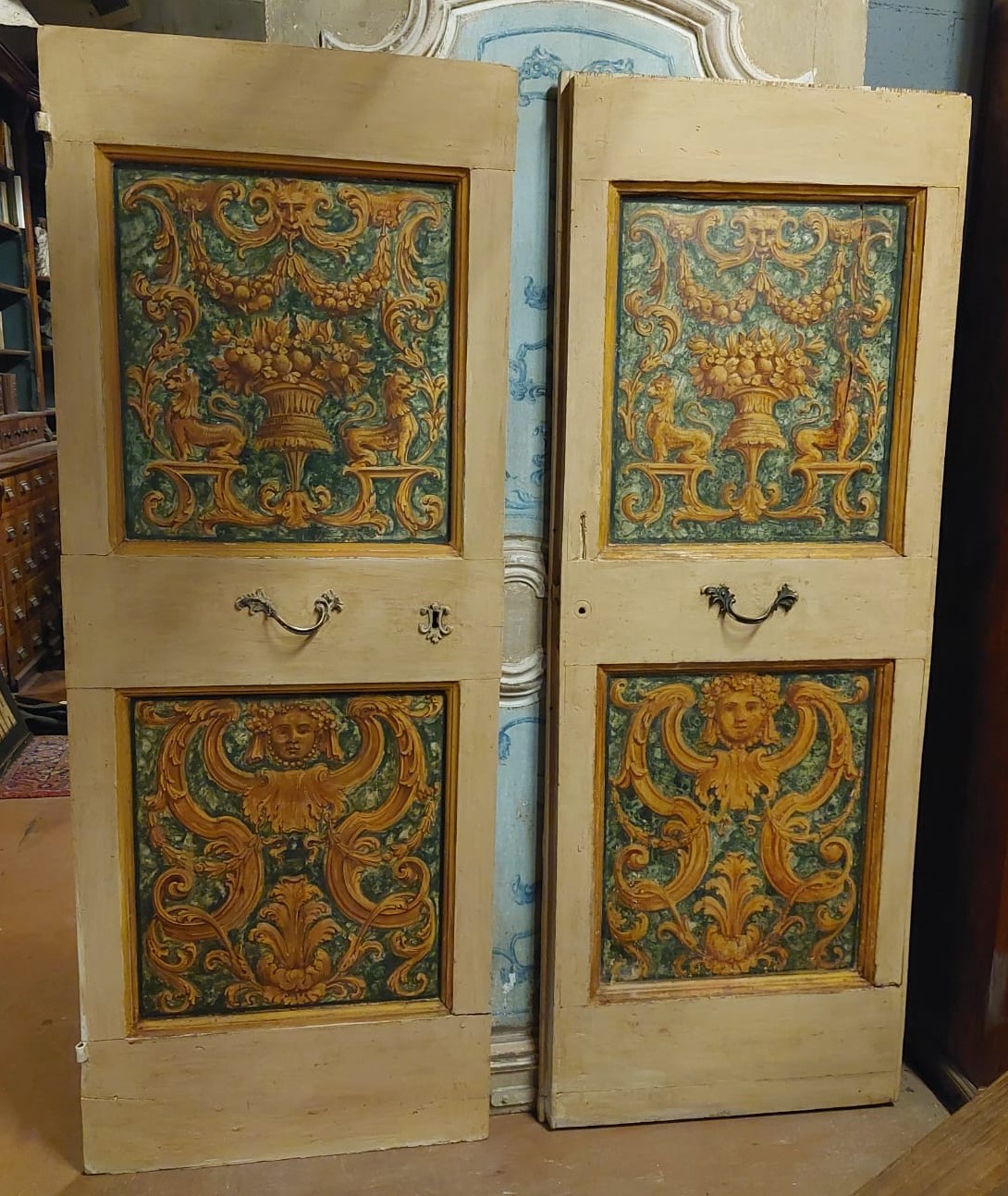 A pts783 - pair of lacquered doors, 18th century, cm W 68/69 x H 182/180