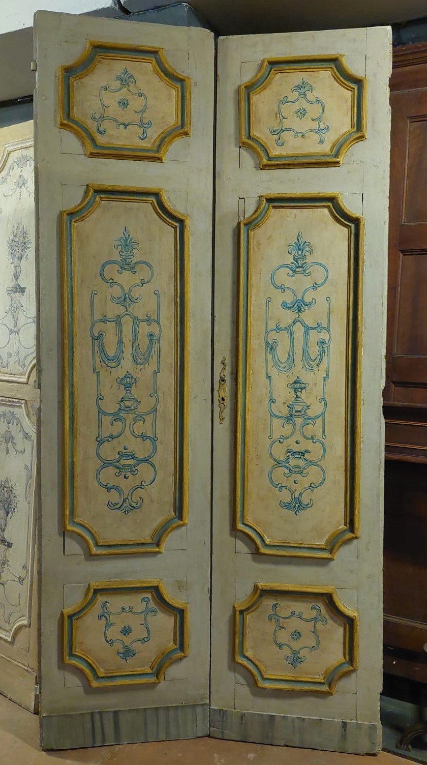 A pts787 - n. 3 lacquered doors, 18th century, meas. max cm W 124 x H 251