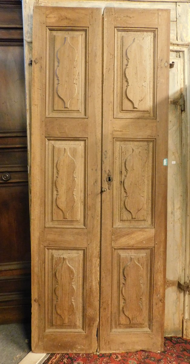 A PTI728 - Door in walnut wood, 18th century, size cm W 93 x H 241