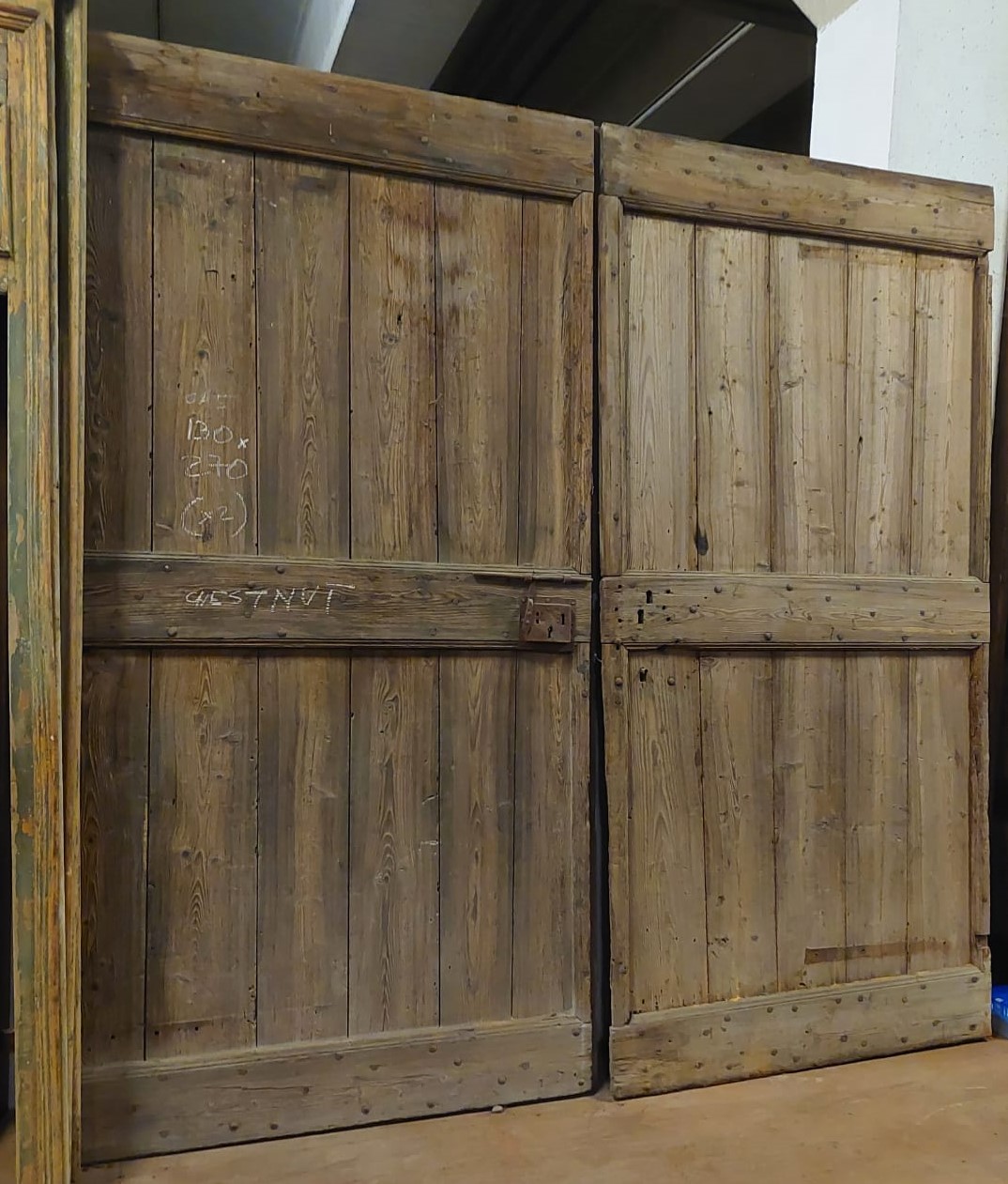 PTN268 - Chestnut door, 19th century, cm W 260 x H 272 x D 8