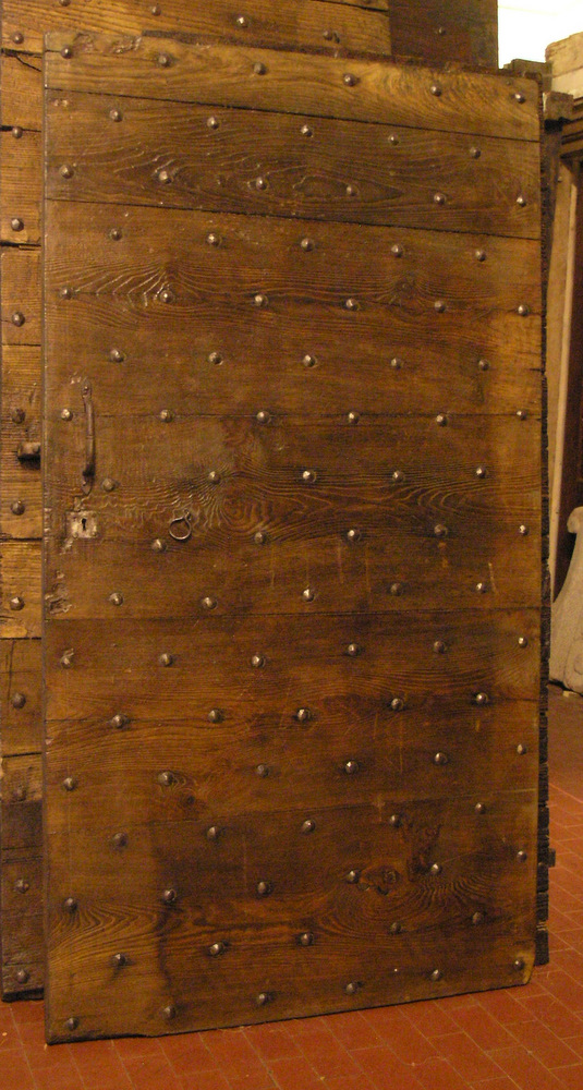 ptcr268 door with nails in chestnut size. h175 x 91 cm