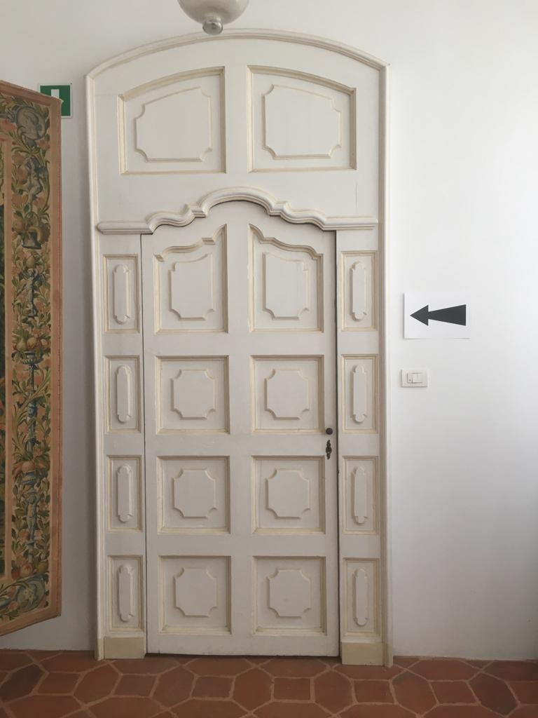 porta laccata con telaio originale e cancelletto in ferro a Bene Vagienna
