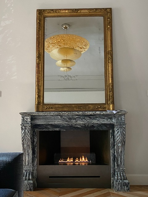 camino in marmo grigio Bardiglio Fiorito con due specchiere in legno dorato