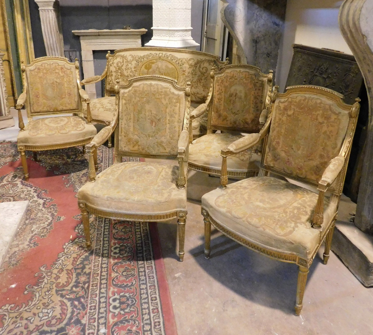 panc106 - salotto dorato formato da un divano e quattro poltrone, XX secolo