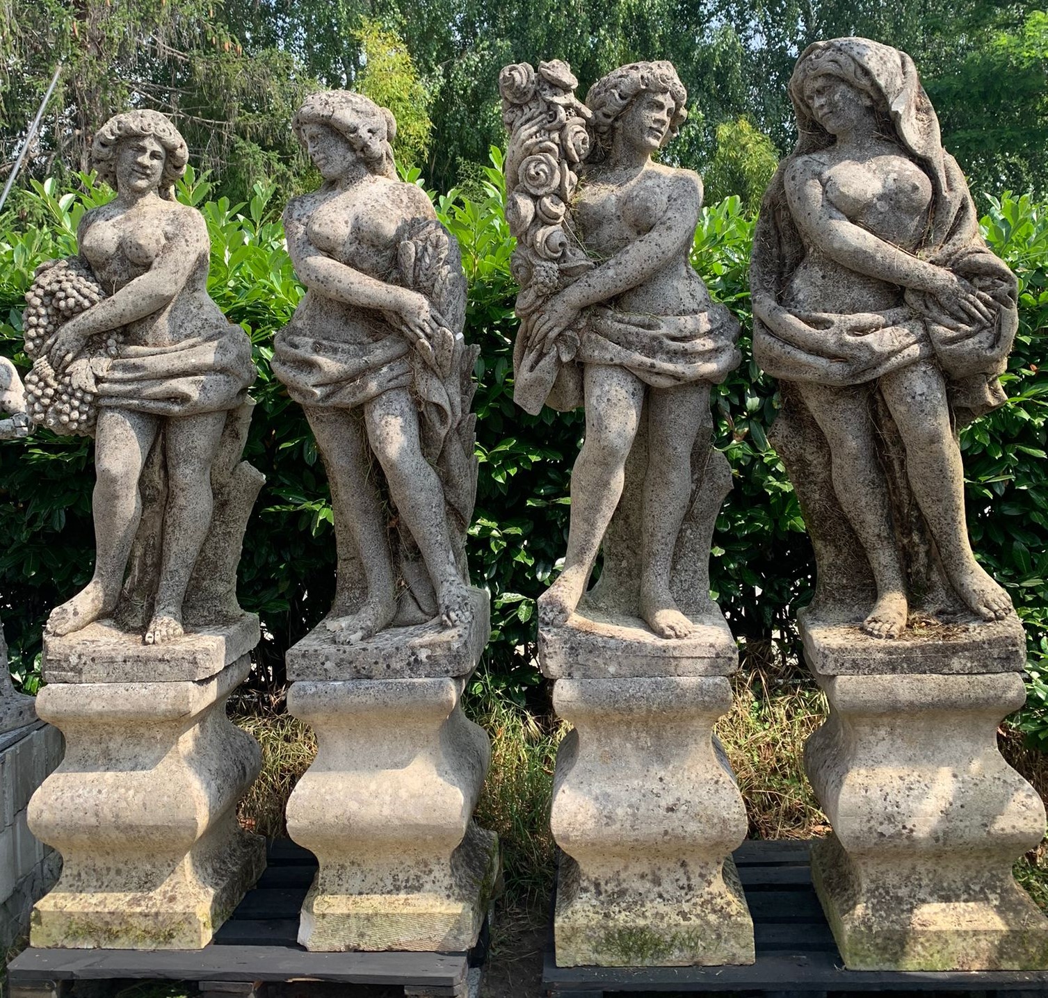 A DARS561 - N. 4 statues en pierre repr. les quatre saisons, cm L 48 x H 232