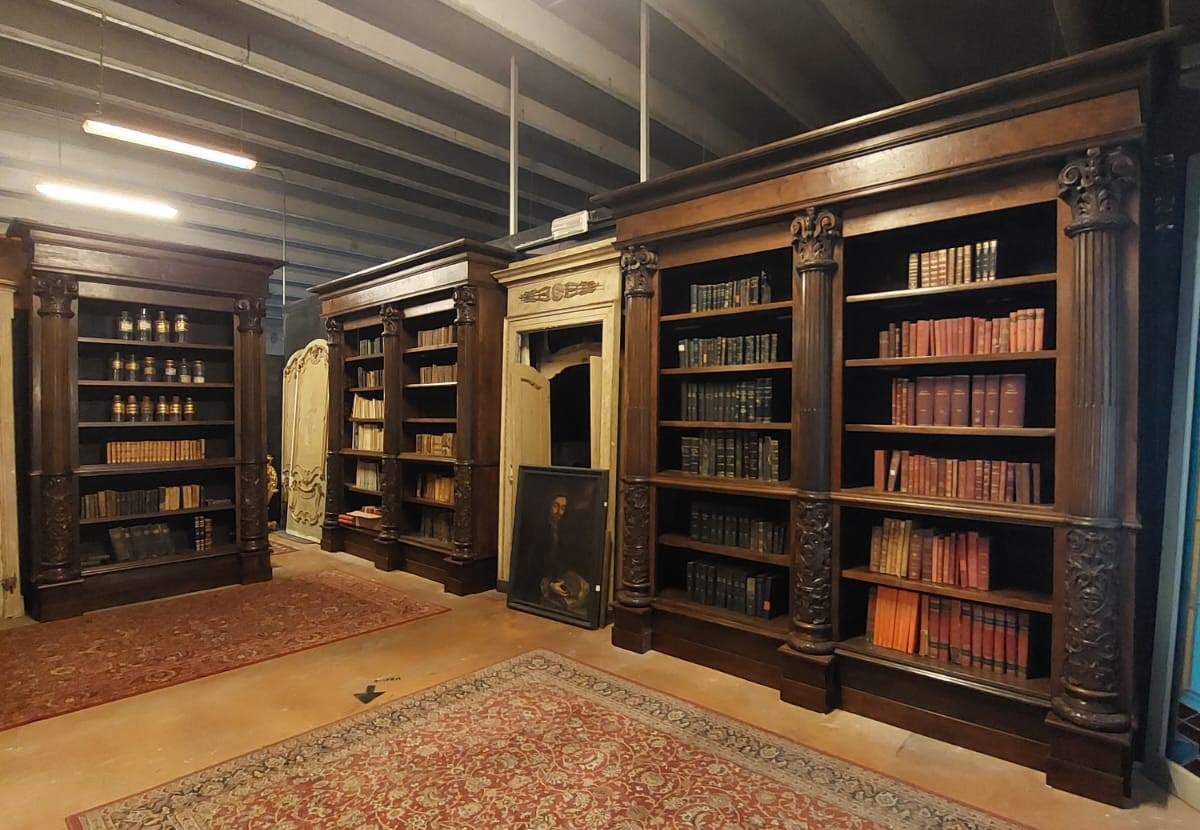 A LIB148 - Biblioteca in legno di noce a tre corpi, epoca '800