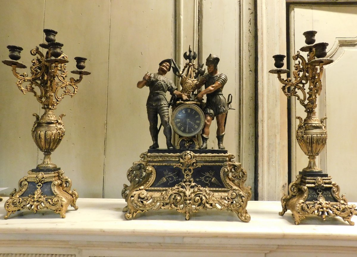 al239 - triptyque en bronze composé d'une horloge et d'un candélabre