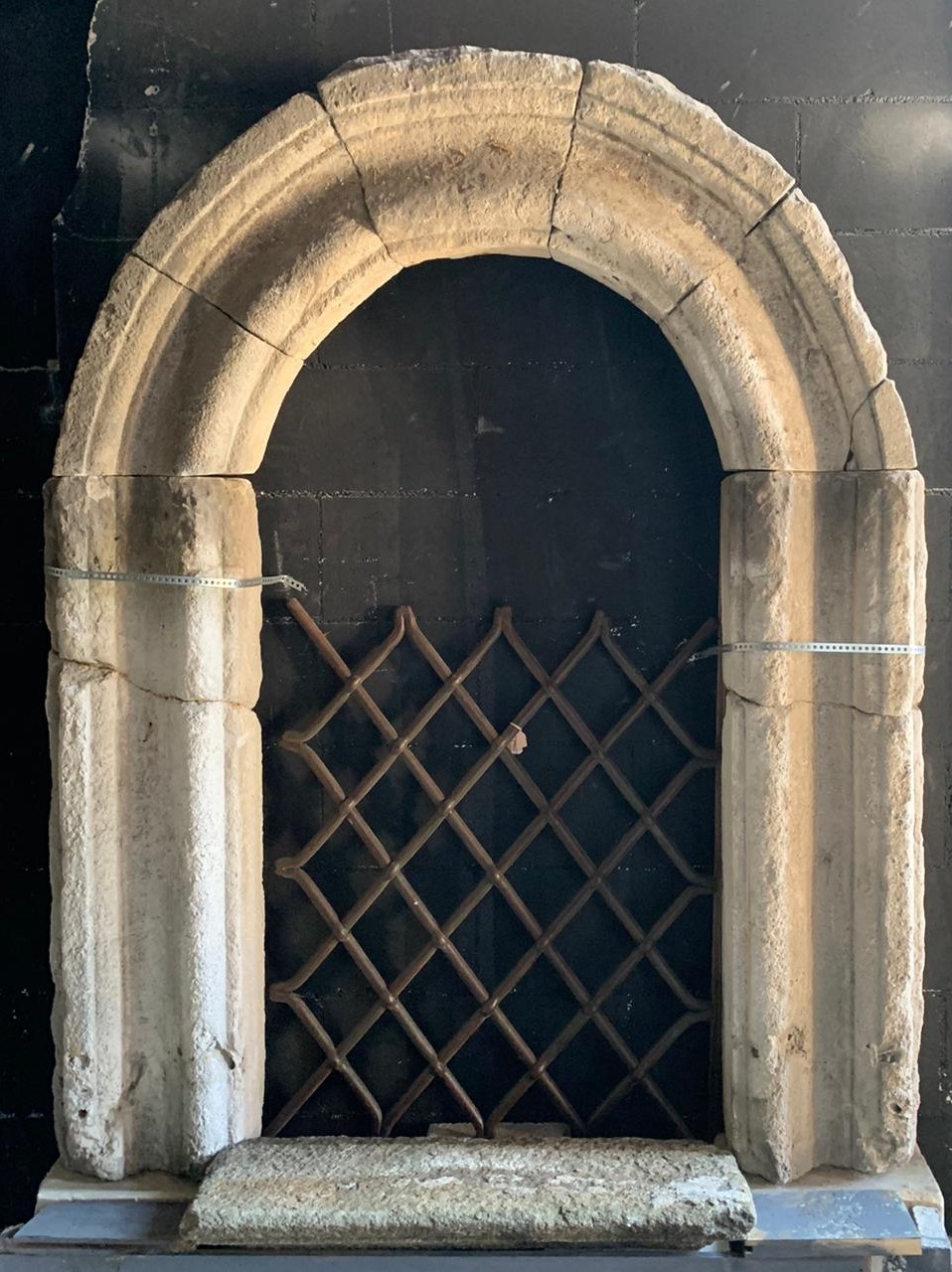 dars494 - stone portal / window, maximum size cm w 130 x h 165