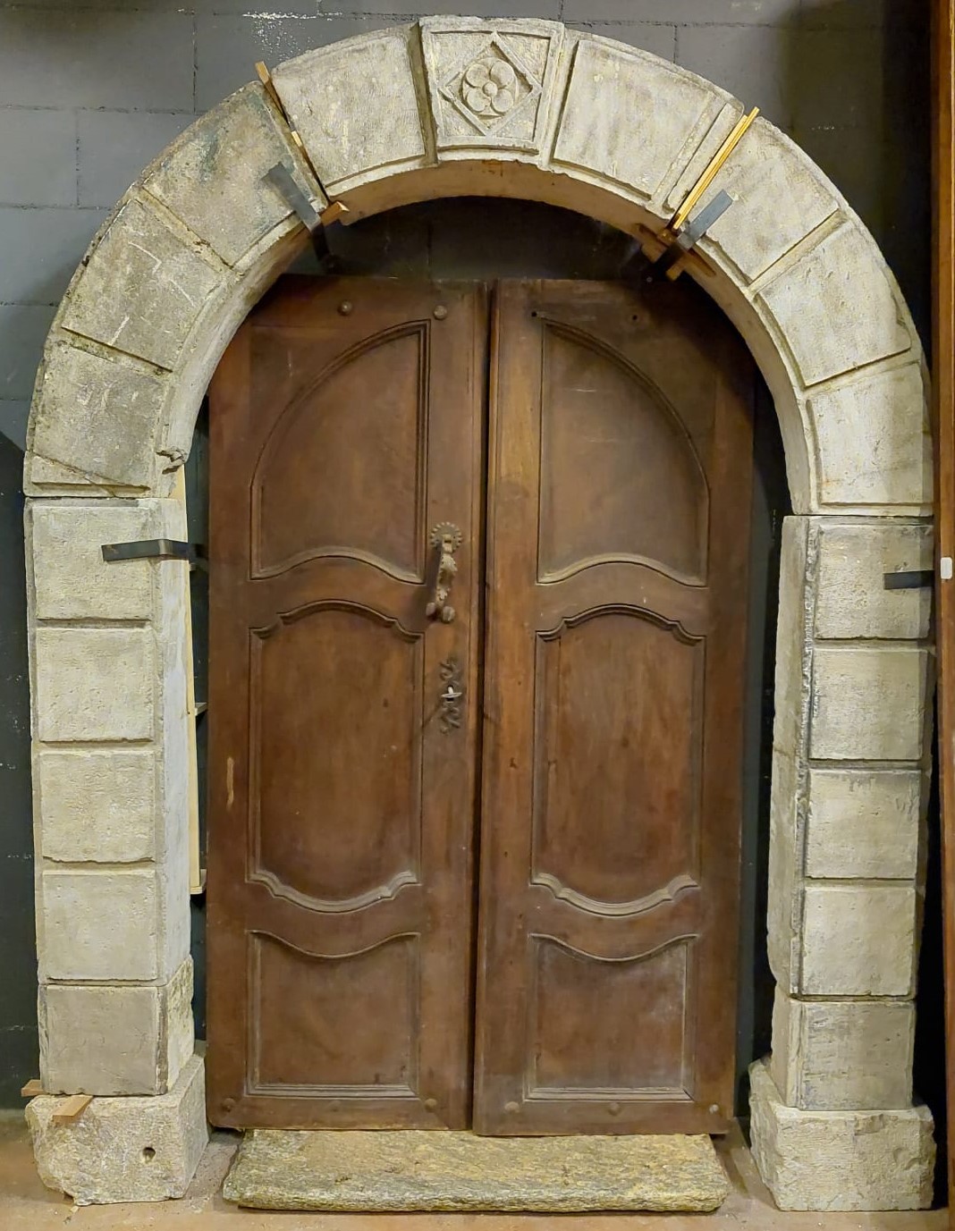 dars491 - eighteenth-century stone portal, max size cm w 182 x h 230
