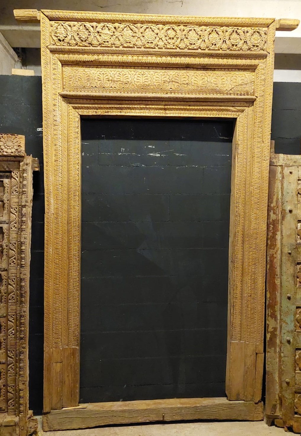 dars525 - portale in legno scolpito, prov. India, mis. max cm L 180 x H 277 