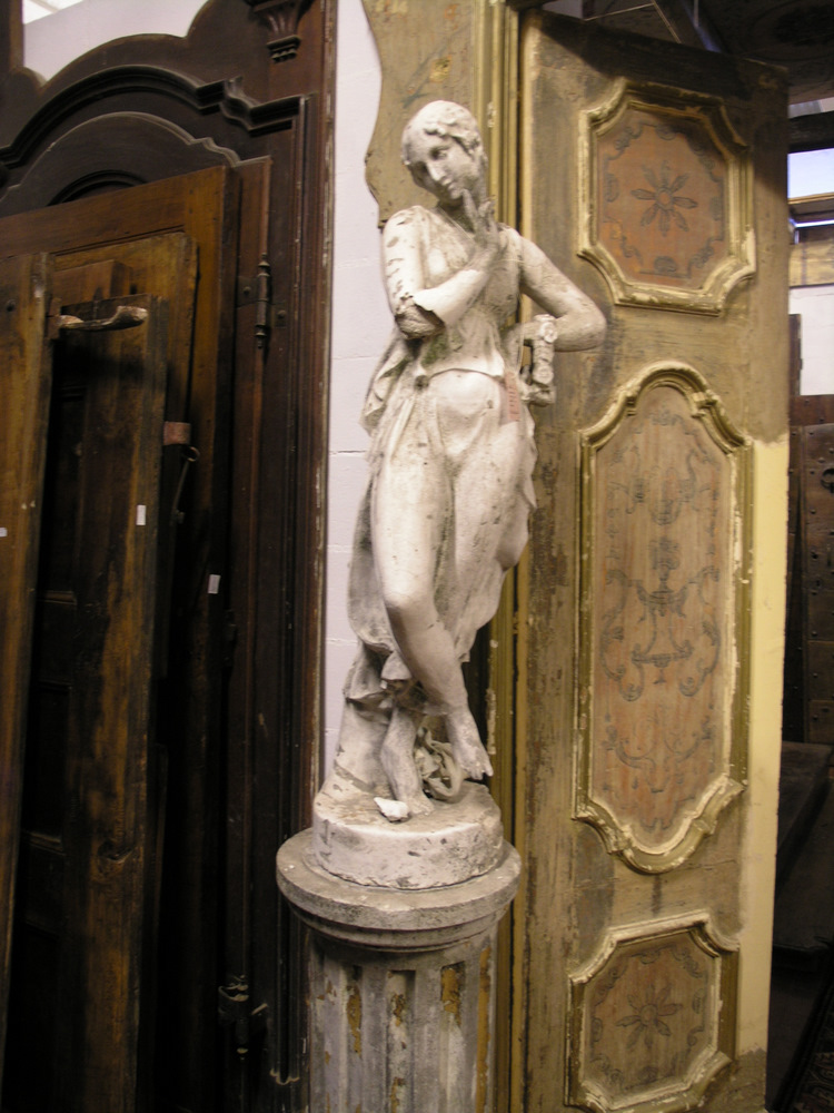 dars113 statua di donna in gesso primi '900, misura h 115+93 base, larg. cm 38